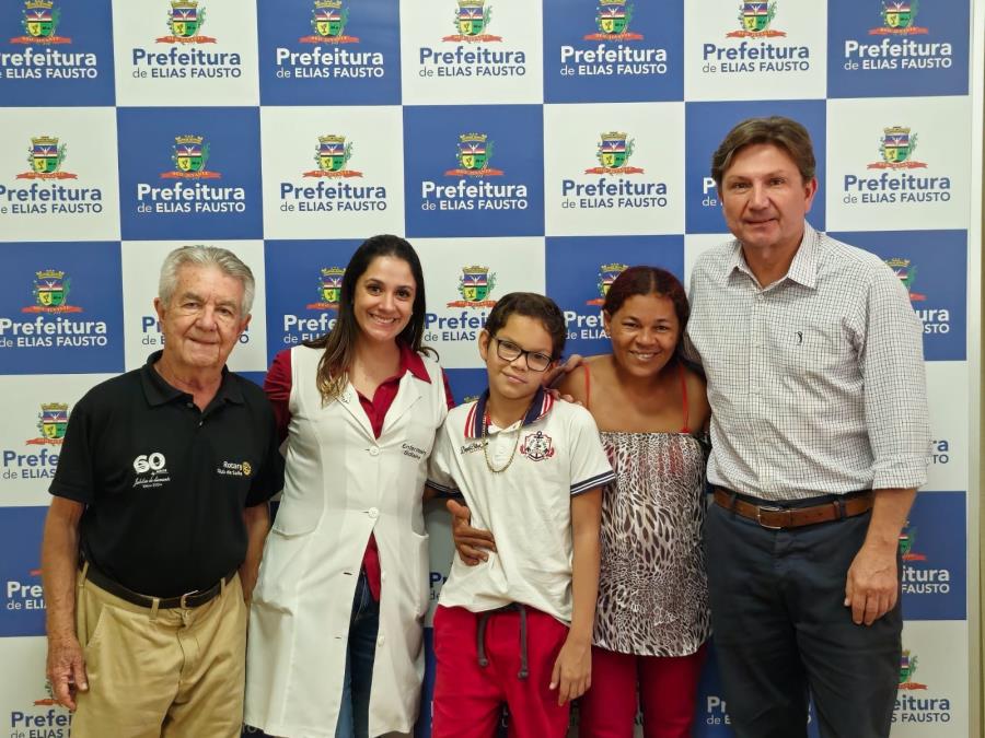 PREFEITO ENTREGA ÓCULOS PARA ALUNO EM PROGRAMA DO ROTARY