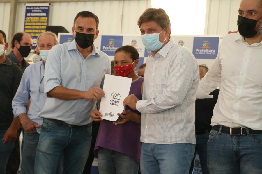 Prefeitura de Elias Fausto junto ao Governo do Estado entregam mais de 60 escrituras para moradores