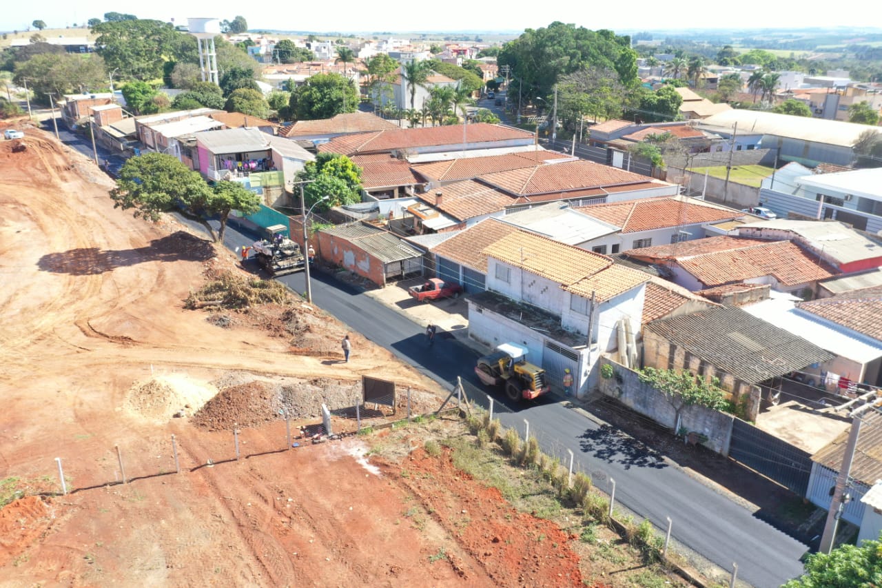 PARCERIA PERMITE PREFEITURA ASFALTAR RUA EM CARDEAL