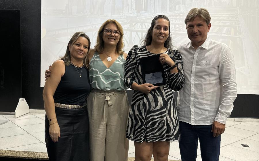 PREFEITO HOMENAGEA PROFISSIONAIS DA EDUCAÇÃO RESPONSÁVEIS PELO “OURO” NA ALFABETIZAÇÃO