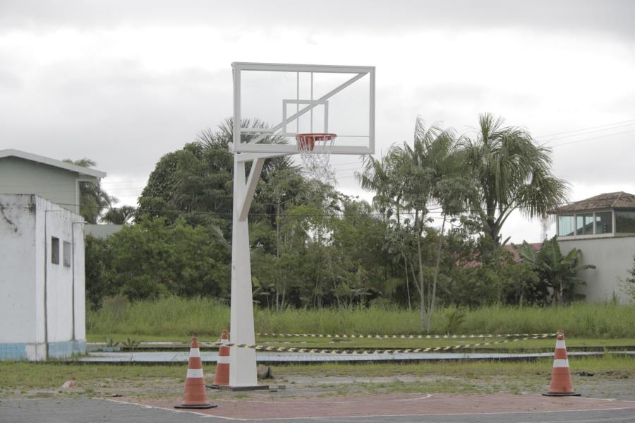 Cesta de basquete 3x3 oficial é instalada na Praça Bacharel Cosme Fernandes em Cananéia