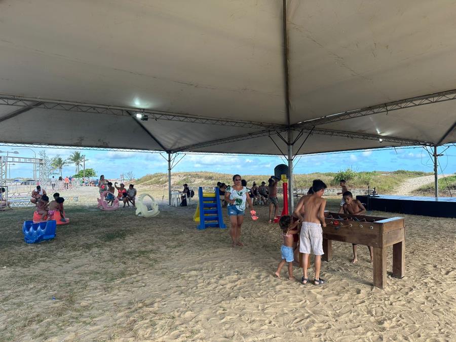 Quadras de beach tênnis, futvôlei, vôlei, jogos, brincadeiras, aulas de surf fazem parte do Ilha Verão Esportivo