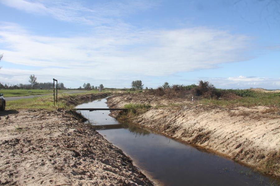 Município realiza limpeza de valas na orla, sentido Sul