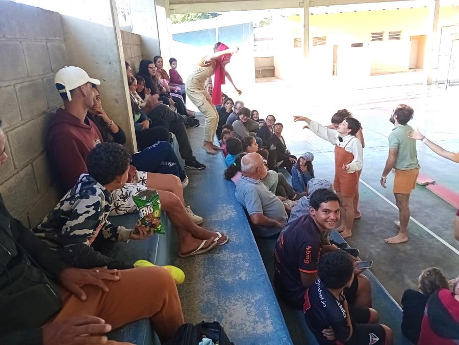 Espetáculo do Circo Rodapé apresentou acrobacia, palhaçaria, dança e música na Escola de Pedrinhas, na quinta 30.05