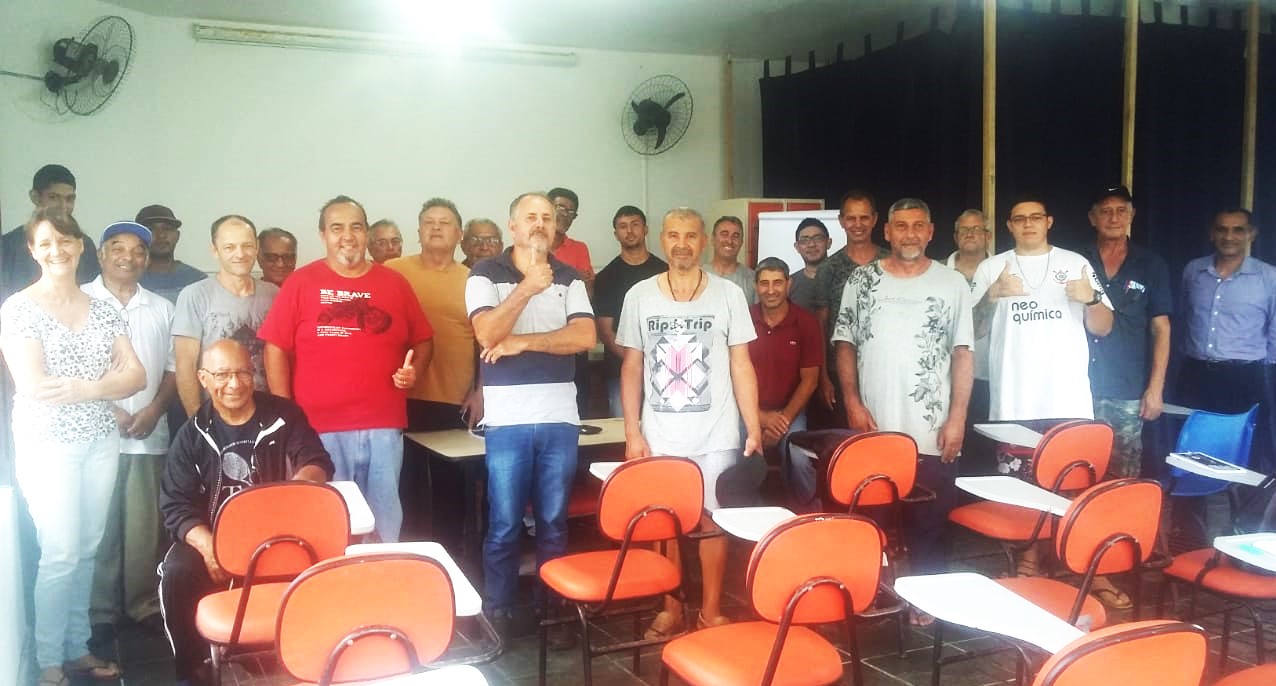 Alunos do Curso de Elétrica em aula prática no Centro de Formação da Ilha