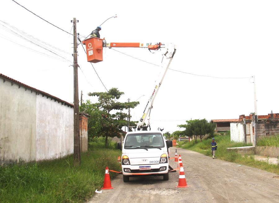Serviço de troca de luminárias do Programa de Eficientização Energética está no Balneário Yemar