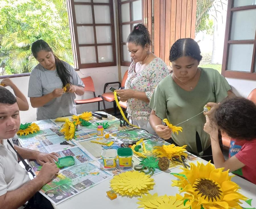 A transformação do EVA em arte nas aulas de Artesanato do Ilha Jovem