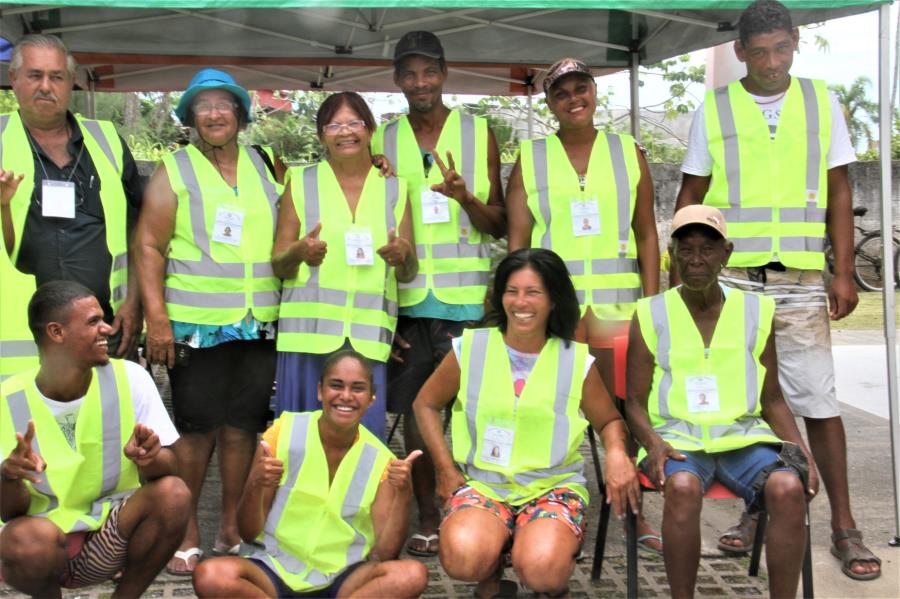 Coletores de materiais recicláveis e guardadores de veículos receberam crachás e uniformes