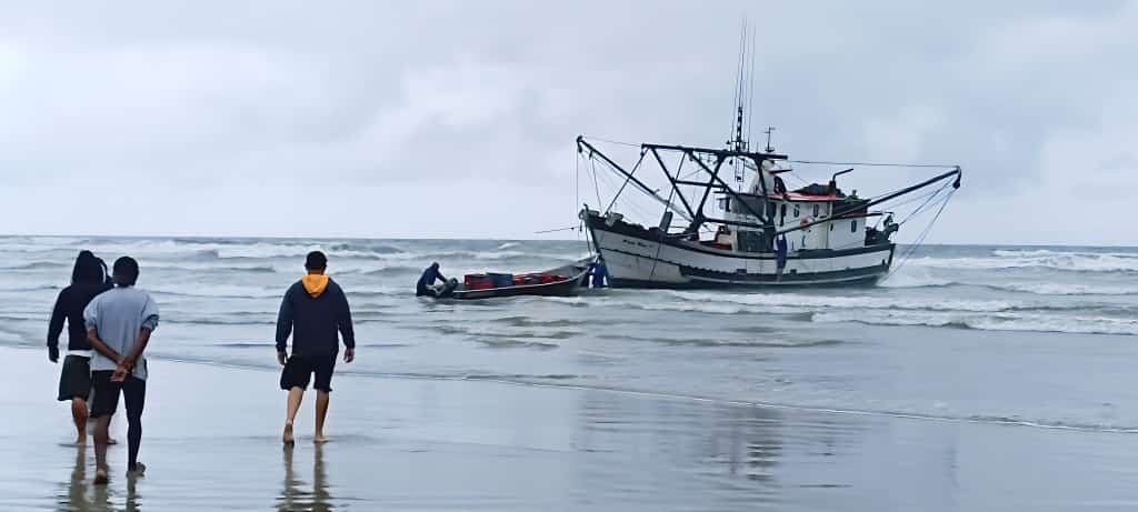 Barco Camaroeiro encalhou na Ilha, na praia do Balneário Icaraí 