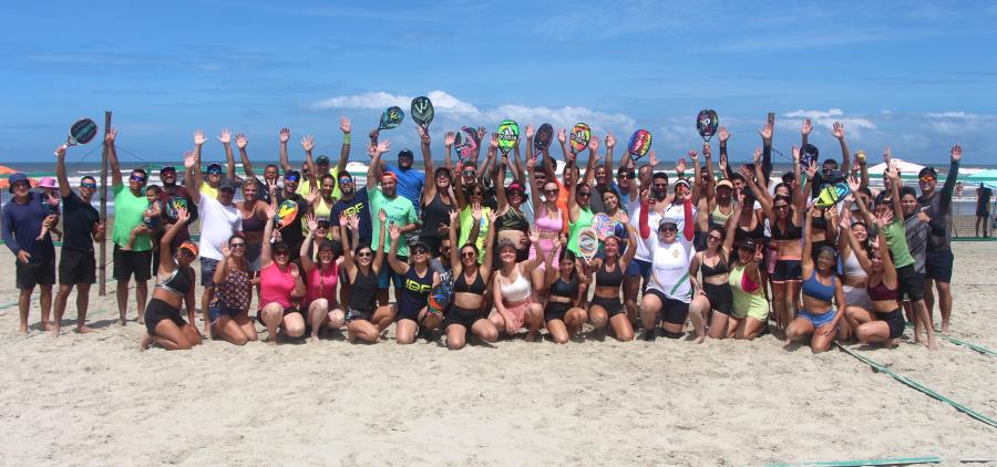 Dez quadras, 120 atletas, disputas acirradas e o mar ao fundo contribuíram para o sucesso do tradicional Torneio de Beach Tênnis do Ilha Verão Esportivo