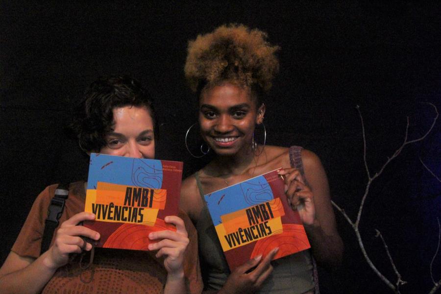 Assinado por Kelly Cena e Mariana Cabeça, o livro “Ambivivências” mostra o talento literário das jovens da Ilha