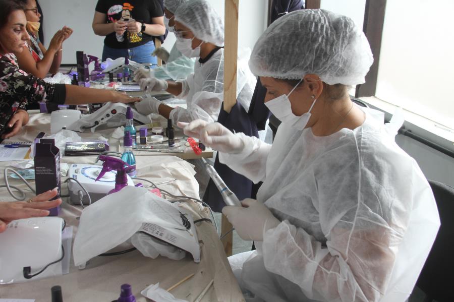 Curso “Alongamento de Unha” apresenta às aprendizes técnicas e equipamentos avançados