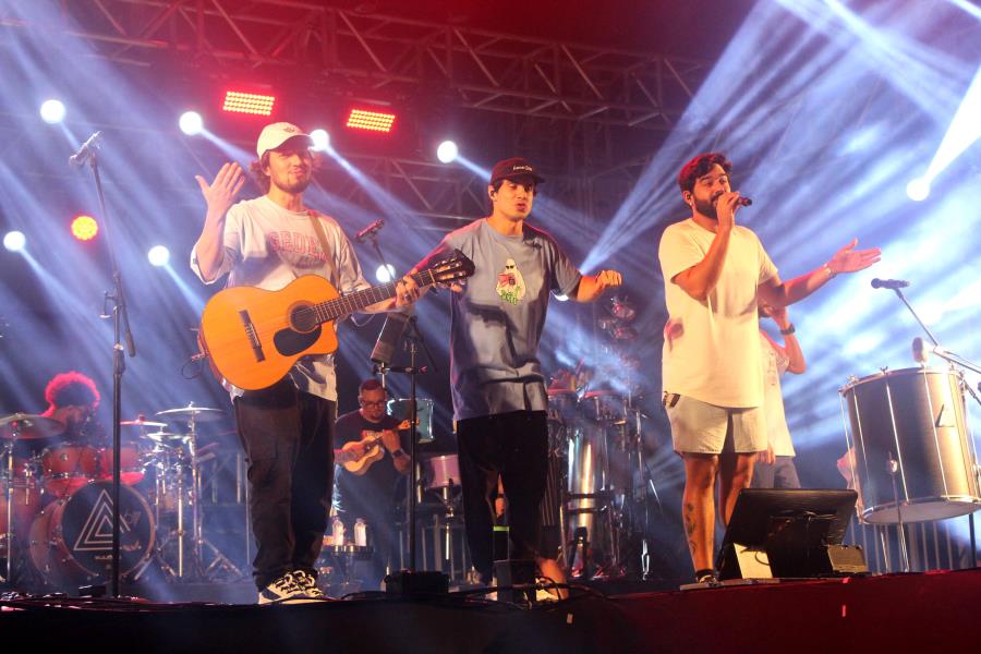 Show do premiadíssimo Atitude 67 lotou a Arena de Eventos na sexta 12/01. Ilha Verão prossegue hoje 13/01, às 22h, com show de Edson e Hudson