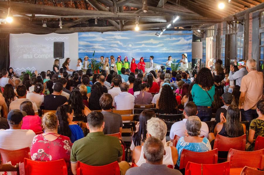 Teatro, música e show na formatura das crianças dos Centros de Educação Infantil (CEIs) da Ilha