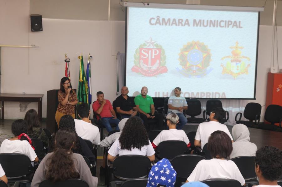 Aula prática sobre o Poder Legislativo reuniu na segunda 13/03 estudantes da Escola Monte Carlo, professores, gestores e vereadores 