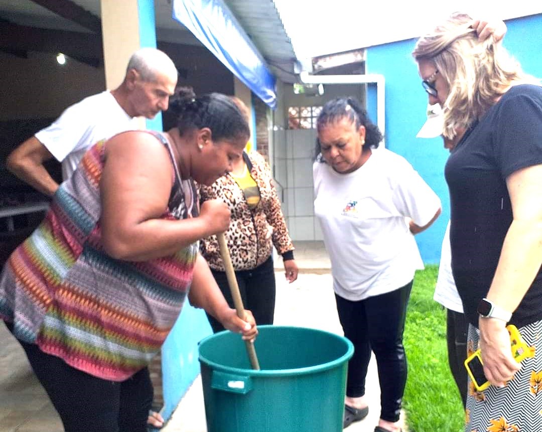 Sustentabilidade - Estudantes do EJA diurno em aula de produção de sabão caseiro 