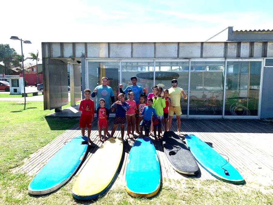 Aulas gratuitas de Surfe no Boqueirão Sul e Boqueirão Norte são opções para crianças, jovens e adultos