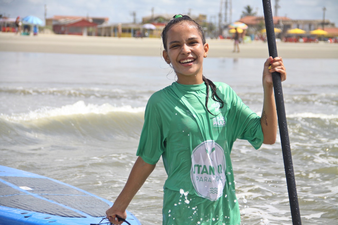 Surfista troca pranchas por câmeras e tira fotos de dentro do mar