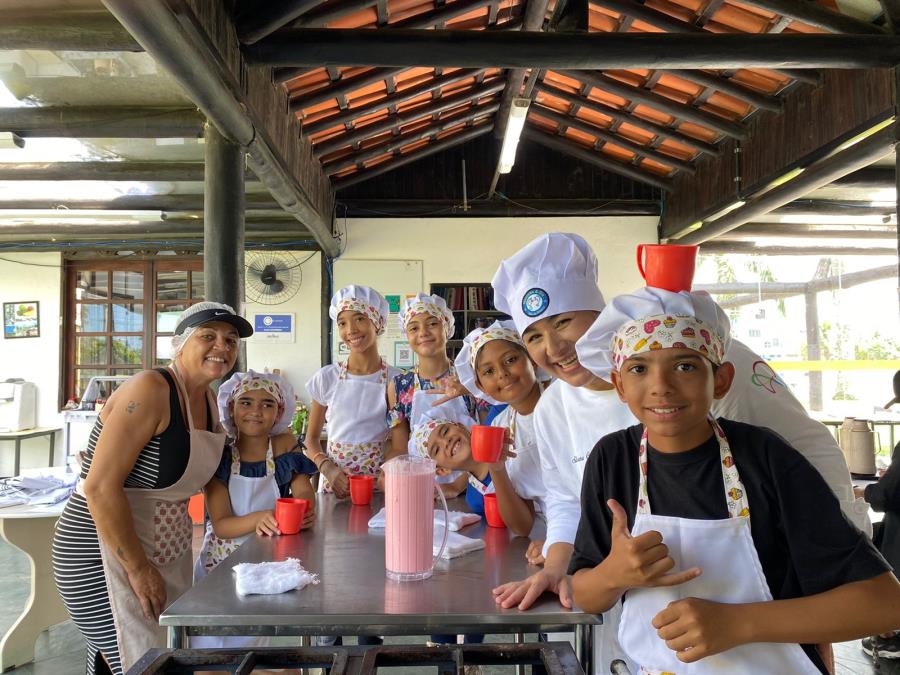 Aprendizes do Chef da Cozinha Mirim do Espaço Ilha Jovem aprenderam a fazer palha italiana e iogurte natural 