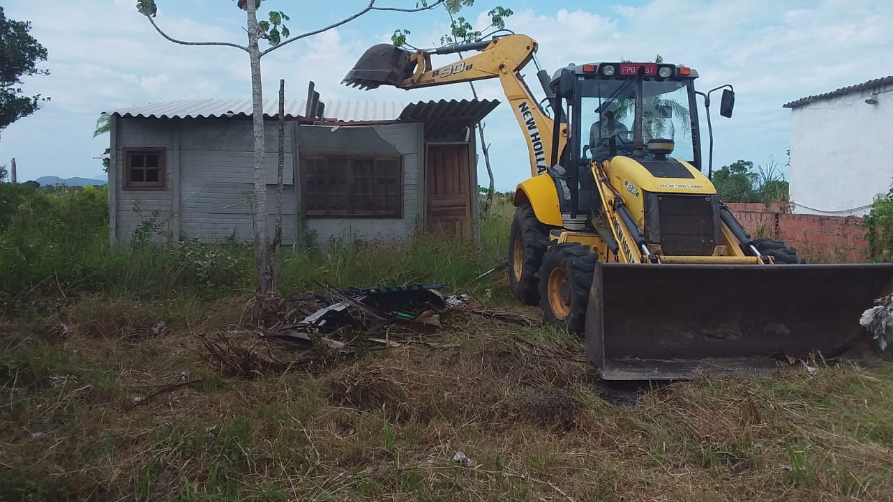 Operação conjunta do Município e Polícia Militar demoliu sexta 16/04 seis construções irregulares na ilha