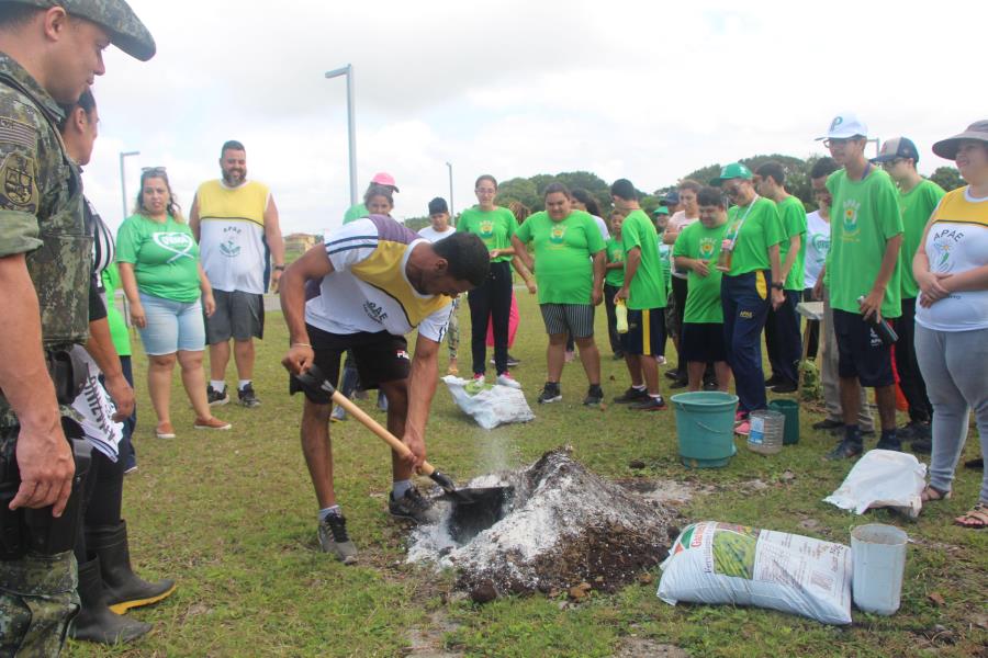 Com apoio da Polícia Ambiental e técnicos do Município, estudantes da Apae da Ilha realizaram plantio de muda nativas no Parque Candapuí