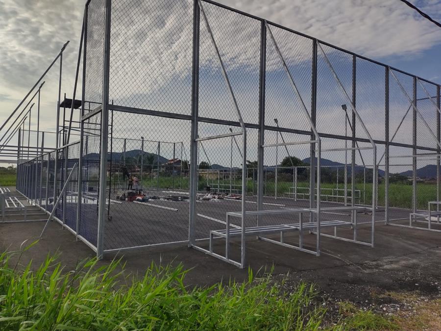Com quadra de basquete, futebol Society e iluminação em led, começou a instalação do Projeto Areninha, no Balneário Adriana
