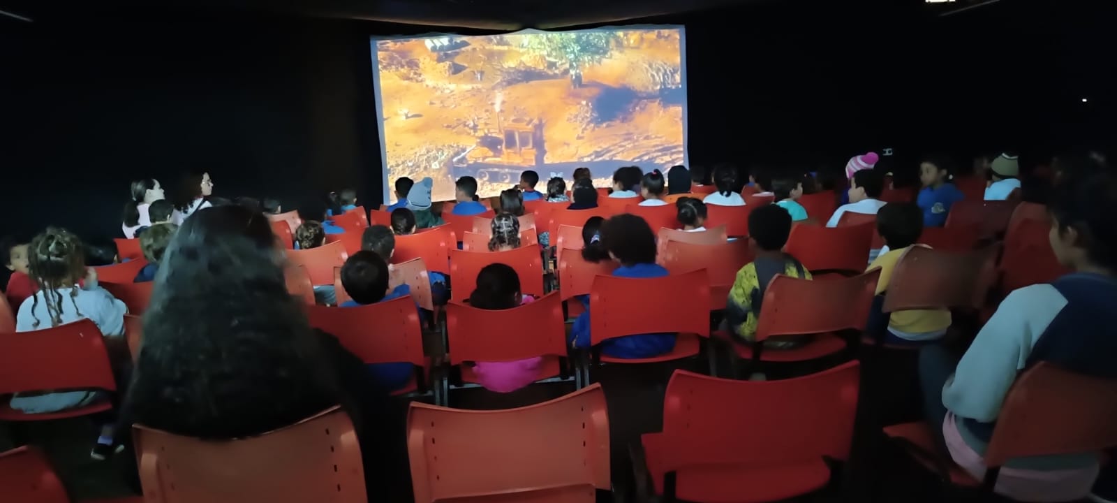 Hoje  23/06, tem duas sessões de cinema e pipoca gratuitos com a exibição do filme "O Menino e o Mundo "