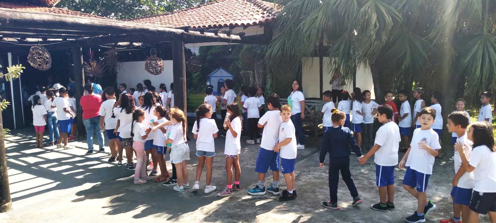 Cerca de 300 estudantes da Escola Britânia vivenciaram as emoções do cinema na tarde de hoje 24/04