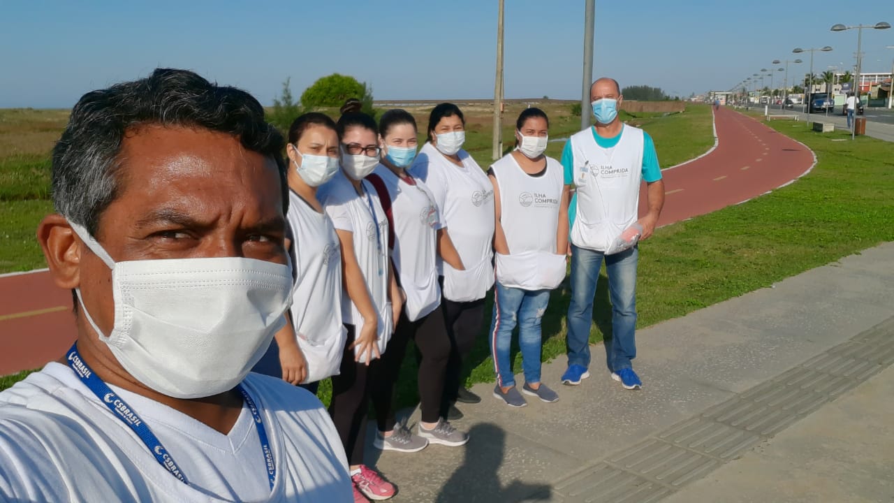 Agentes de saúde realizaram abordagem educativa e distribuição de máscaras na orla