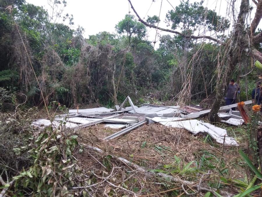 Operação conjunta do município, polícia e órgãos ambientais demoliu quinta 23/09 nove barracos em área irregular