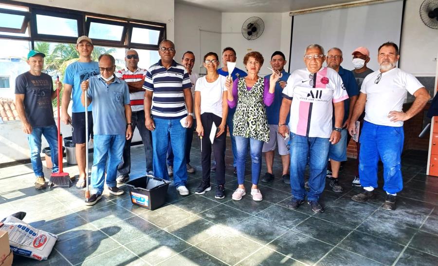 Mãos à obra – Qualificação profissional. Alunos do curso de Pintura e Texturização em aula prática