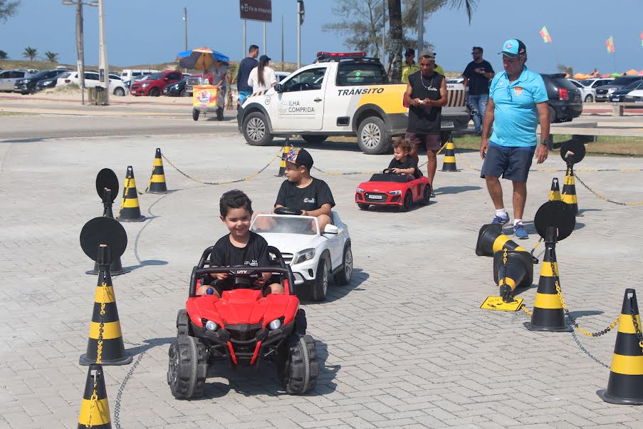 Carrinhos elétricos em mini-circuito na Praça do Boqueirão Norte fizeram a festa das crianças nas ações de conscientização da Semana do Trânsito