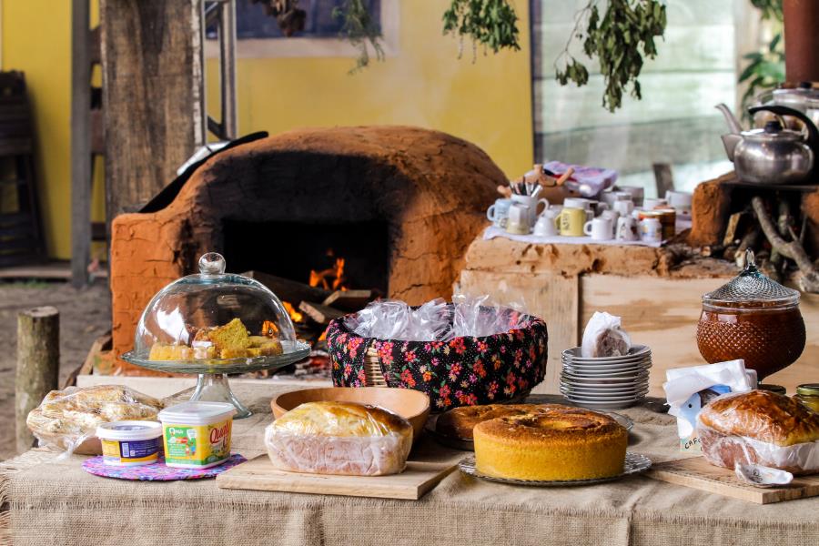Receitas afetivas, artesanato, natureza, sabor e o Mar Pequeno ao fundo no Café Caiçara em Pedrinhas neste sábado 30/03
