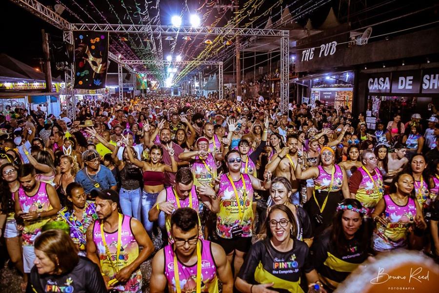 Milhares de pessoas brincaram o Carnaval na Ilha