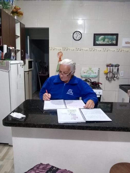 EJA em casa com muito estudo