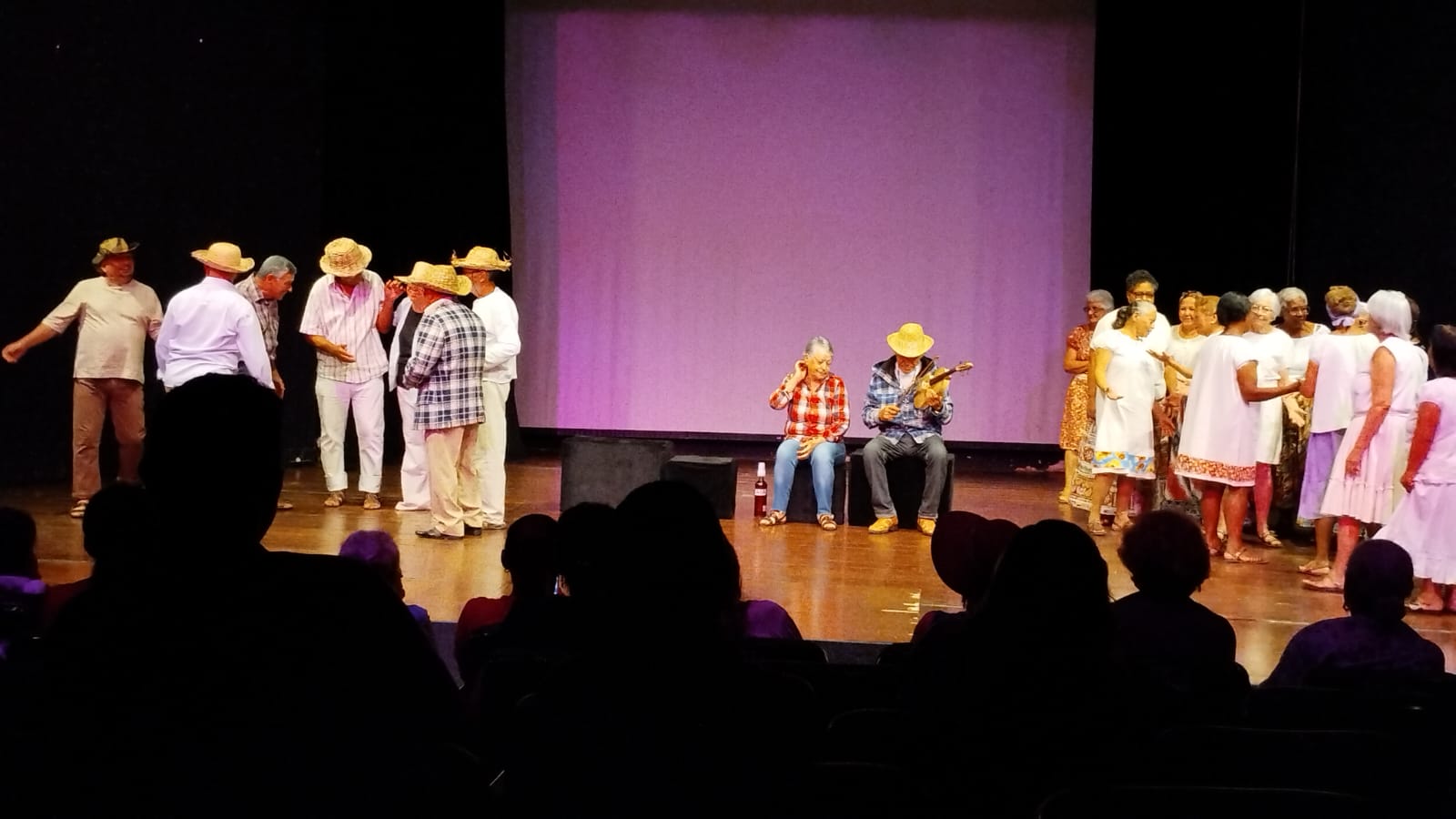 Grupo de Teatro Arte de Viver, do CCMI da Ilha apresentou o espetáculo “Ilha dos Sonhos Meus” no Teatro Procópio Ferreira, no Guarujá