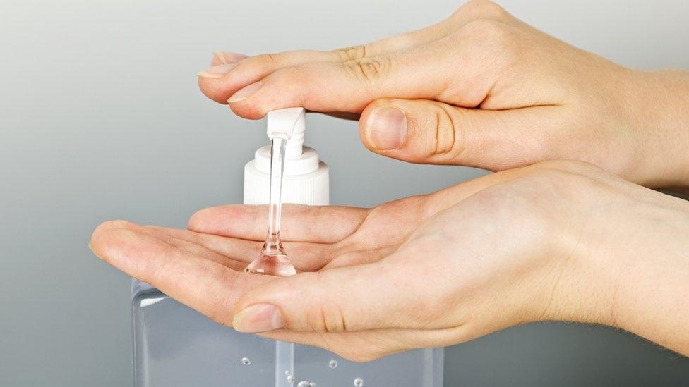 Prefeitura recebe doação de 240 frascos de álcool gel pela Drogaria Centro - Multidrogas de Guariba