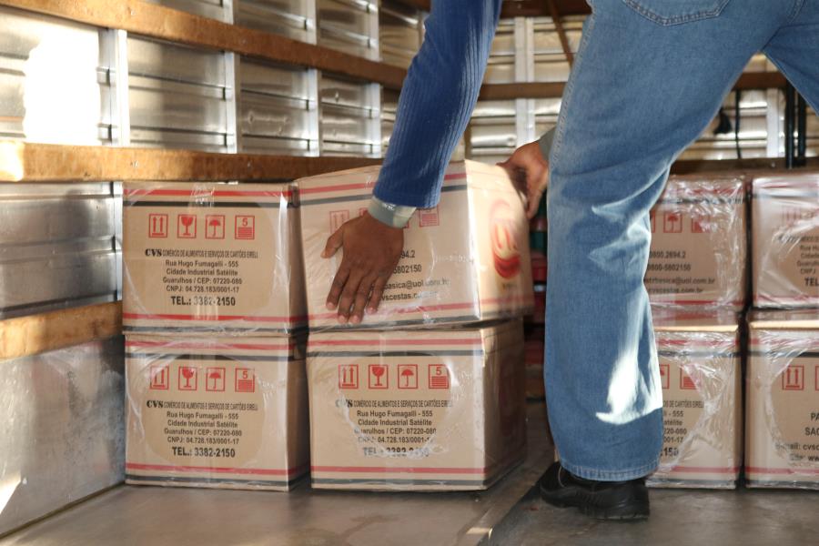 Prefeitura está distribuindo mais de 1400 cestas básicas entregues pelo Governo do Estado