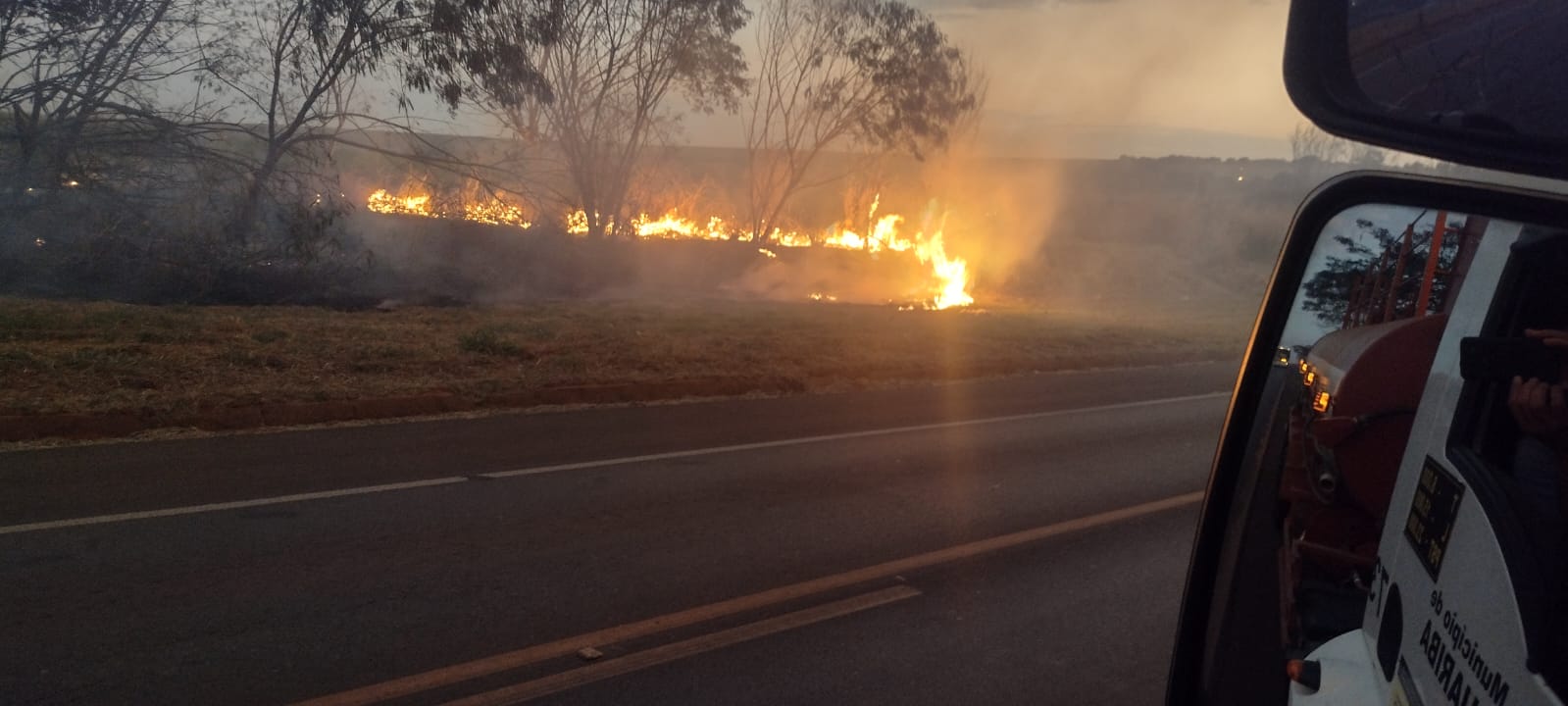 Incêndio as margens da Rodovia José Corona