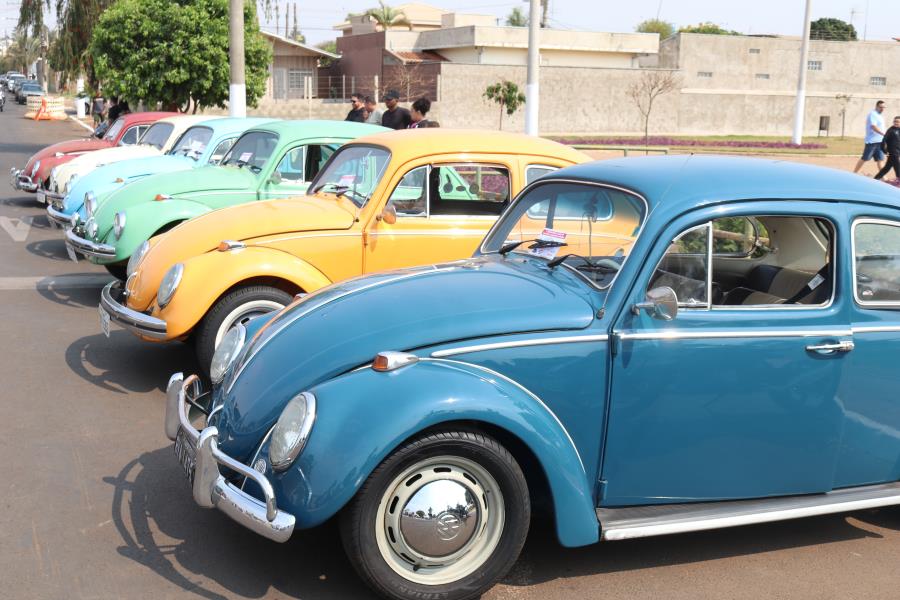 1ª Exposição de Carros antigos e rebaixados aconteceu no último domingo no Parque dos Lagos Vereador Luis da Conceição