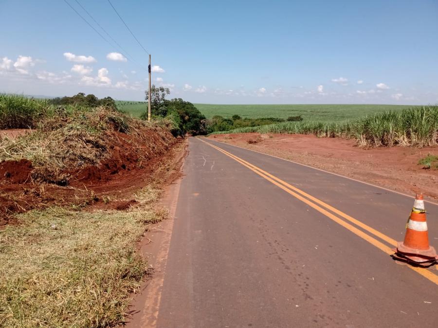 Prefeitura de Guariba realiza limpeza de encostas na vicinal que liga Guariba a Motuca
