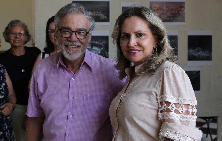 Representantes do meio cultural prestigiam exposição de Clóvis Vieira