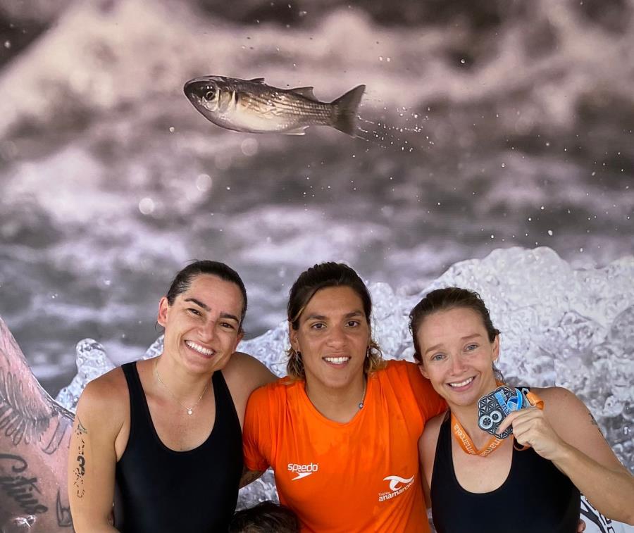 Nadadoras completam maratona aquática em Santos