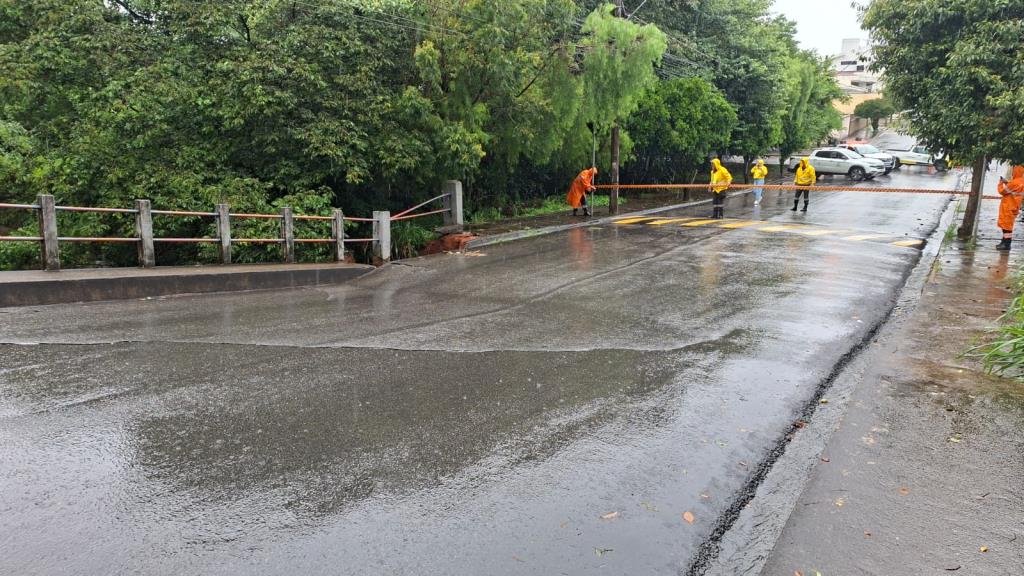 Imagem de Rompimento de adutora da Sabesp provoca interdição da ponte do Half