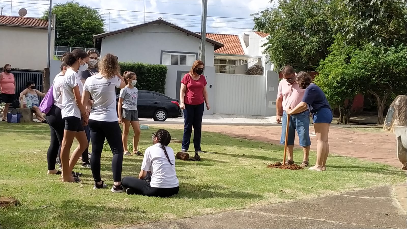 Meninas do Arco-Íris realizam plantio de árvores no Jardim Santa Clara
