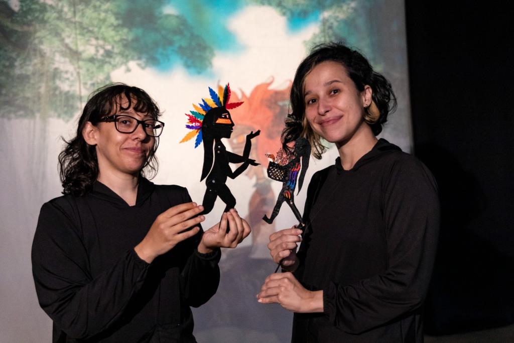 Imagem de “Sonhos da Mata” celebra culturas indígenas com teatro de sombras em São João da Boa Vista.