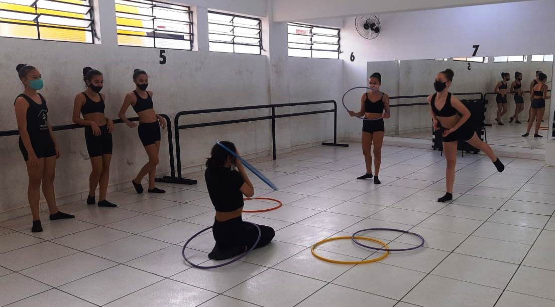 Alunas de ballet clássico e jazz realizam atividades no Departamento de Esportes