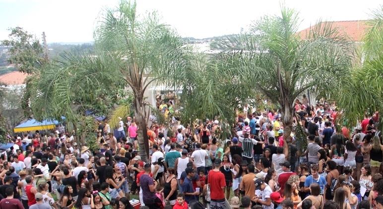 Blocos carnavalescos animam foliões em São João