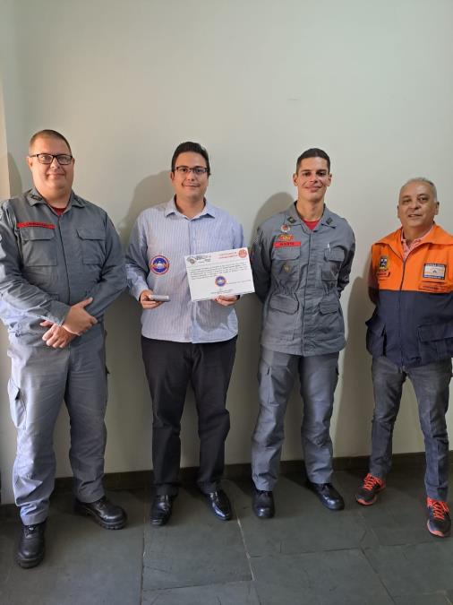 Entrega de certificado de agradecimento a Prefeitura de São João da Boa Vista
