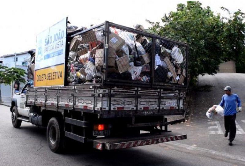 Coleta de lixo segue normal em São João, mas população deve colaborar com medidas de proteção aos coletores